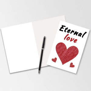 Λεπτομέρεια κάρτας Eternal Love με κόκκινες καρδιές και στυλό σε γκρι φόντο