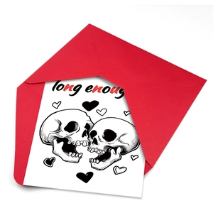 Dettaglio del biglietto d'auguri con coppia di scheletri e una busta rossa per San Valentino