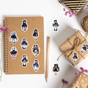 Gothic-Lolita-Mädchen-Sticker im Dark-Anime-Stil auf einem braunen Notizbuch dekoriert