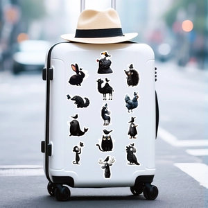 Autocollants d'animaux noir et blanc sur une valise blanche dans un décor urbain