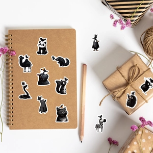 Vue détaillée de 12 autocollants animaux noir et blanc sur carnet avec décorations