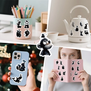 Détail d'autocollants animaux mignons sur coque de téléphone et papeterie