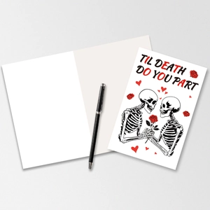 Detalle de tarjeta de San Valentín plegable con calaveras, rosas y texto Til Death Do Us Part