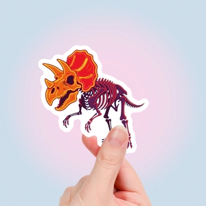 Détail d'un autocollant squelette de Triceratops coloré aux tons orange et violet vifs