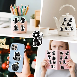 Adesivi gatto nero impermeabili applicati su tazze e telefoni per decorazione creativa