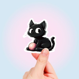 Dettaglio di un adesivo gatto nero con gomitolo rosa e bordo bianco fustellato a mano