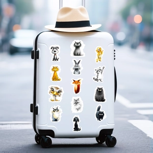 Divers autocollants d'animaux mignons appliqués sur une valise blanche pour déco
