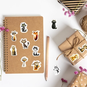 Autocollants d'animaux rigolos sur un carnet en kraft et une boîte cadeau décorée