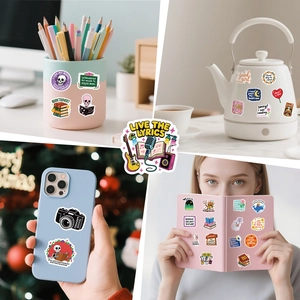 Creatieve lees- en muziekstickers op een waterfles en laptop ter decoratie