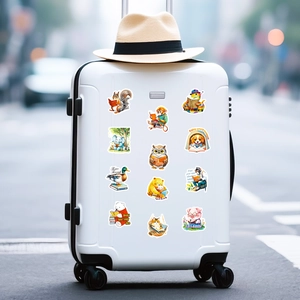 Süße Tiersticker zum Lesen, als Dekoration auf weißem Koffer für Reise-Enthusiasten
