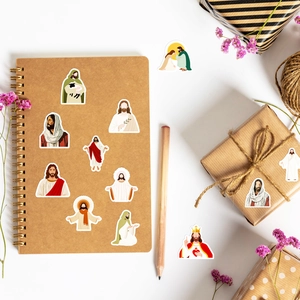 Gedetailleerde flat lay van cartoon Jezus stickers op een kraftpapier schrift