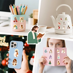 Detail van waterdichte religieuze cartoonstickers op laptop, waterkoker en telefoonhoesje