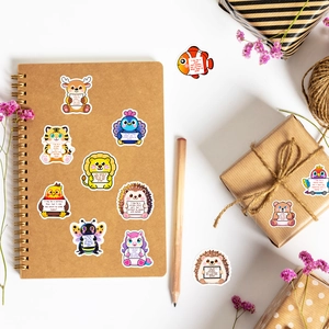 Stickers animaux motivants affichés sur carnet kraft et emballage cadeau