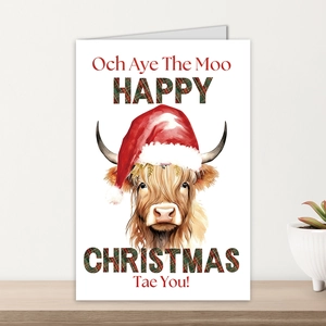 Carte de Noël pliée avec illustration d'une vache des Highlands et bonnet de fête rouge