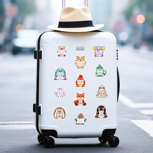 Gros plan d'autocollants d'animaux mignons avec citations motivantes sur une valise