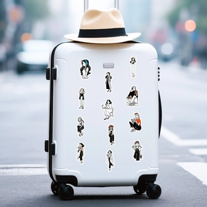 Adesivi di moda in bianco e nero che decorano una valigia rigida bianca per il viaggio