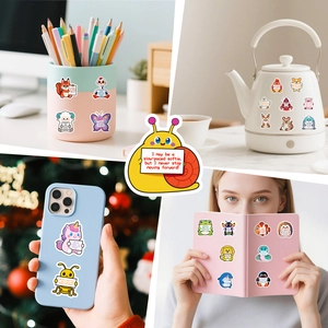 Autocollants d'animaux motivants sur une coque de téléphone, un carnet et un pot à crayons