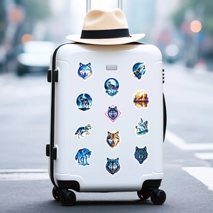 Wolf-Thema Dekosticker auf einem weißen Koffer in einer Reiseumgebung präsentiert