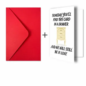 Détails des dimensions de l'enveloppe rouge 18,5x13,5cm et de la carte blanche 18x12cm