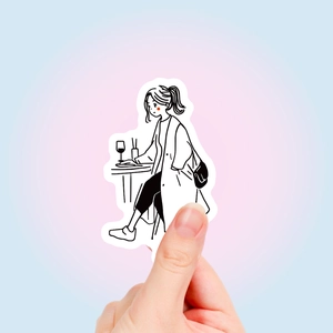 Dettaglio di un adesivo a mano di una ragazza per decorare laptop e diari
