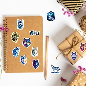 Wolf-Aufkleber-Set auf Kraftpapier-Notizbuch mit Deko-Requisiten und Trockenblumen