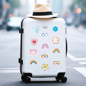 Adesivi mindfulness con arcobaleno e cuori su una valigia bianca decorativa