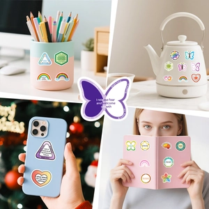 Adesivi con frasi motivazionali applicati su bottiglie d'acqua e smartphone