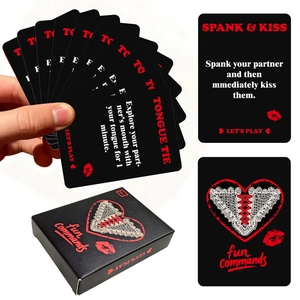 Vista detallada de las cartas de interacción Fun Commands para adultos con caja negra 18+