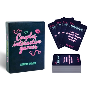 Detalle del juego de cartas para parejas con caja negra y diseño de texto neón rosa