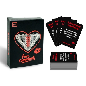 Detalle de 50 tarjetas de interacción para parejas con comandos de juego en rojo