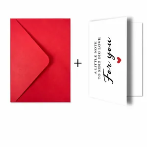 Détail de l'enveloppe rouge et carte blanche montrant les dimensions 18,5x13,5 cm