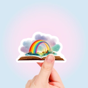 Dettaglio dell'adesivo libro magico con arcobaleno e paesaggio di fantasia