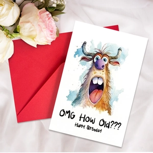 Gros plan d'une carte d'anniversaire humoristique avec yak et enveloppe rouge