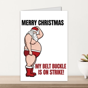 Lustige Weihnachtskarte mit Weihnachtsmann auf Holztisch mit My belt buckle is on strike