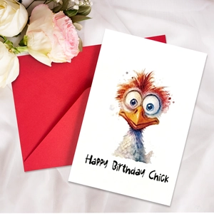 Carte d'anniversaire poussin aquarelle avec enveloppe rouge sur fond de soie blanche