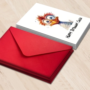 Lot de cartes d'anniversaire poussin avec enveloppes rouges sur fond bois clair