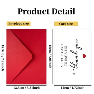 Set minimalista con busta rossa e biglietto d'auguri bianco con scritta di ringraziamento