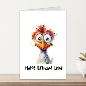 Détail de la carte Happy Birthday Chick avec illustration aquarelle sur étagère bois