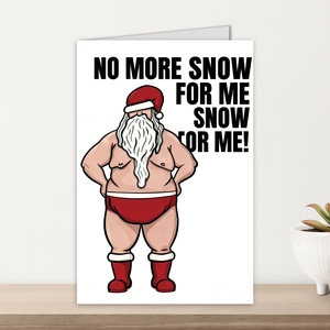 Detailansicht einer humorvollen Weihnachtskarte mit Weihnachtsmann in Badehose auf Holz