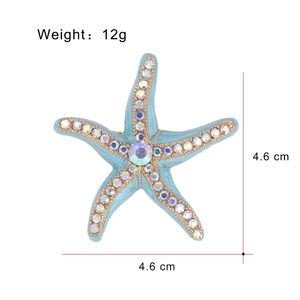 Blaue Seestern-Brosche mit schillernden Strasssteinen und vergoldeter Metallbasis