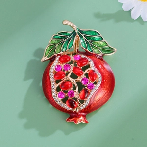 Broche grenade exquise avec pierres rouges et feuilles émaillées sur métal doré