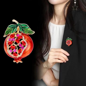 Exquisite Granatapfel-Brosche mit roten Kristallen und Goldakzenten für Damen