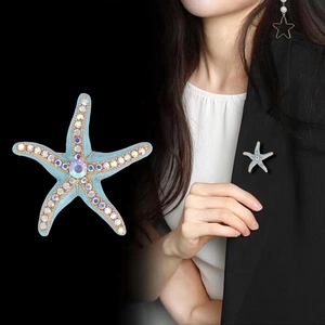Exquisite blaue Seestern-Brosche mit Kristallen an schwarzem Blazer für Eleganz