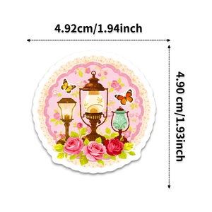 Dettaglio adesivo vintage floreale rosa rotondo con lanterna e diametro di 5 cm