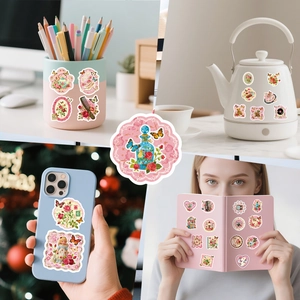 Adesivi vintage rosa decorati su cover del telefono, quaderno e oggetti di casa