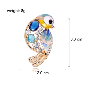 Broche oiseau élégante avec gemmes bleues et émail, mesurant 3,8 x 2,0 cm pour un poids de 8g