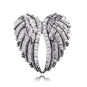 Spilla a cuore con ali d'angelo in argento vintage e strass lucidi su fondo bianco