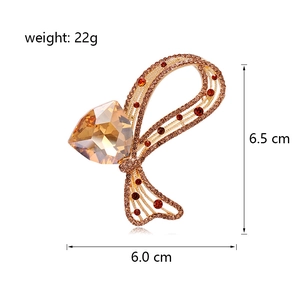 Broche luxueuse en ambre et cristaux dorés, dimensions 6,5cm x 6,0cm et poids 22g