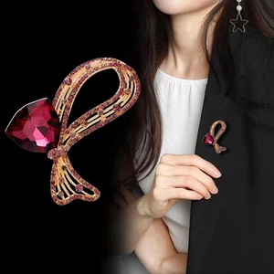 Broche nœud dorée de luxe avec cœur rouge et cristaux violets sertis pour femme