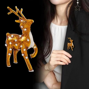 Broche cerf de Noël dorée avec strass présentée sur produit et mannequin